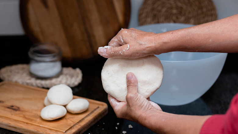 mains faisant des arepas