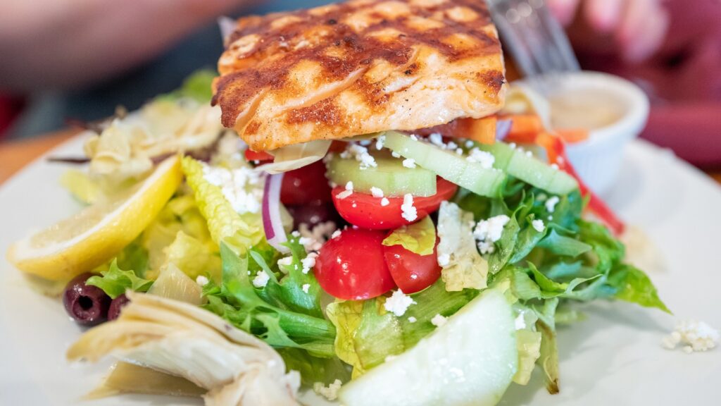 Faites mariner les protéines de votre salade dans de la vinaigrette pour un assaisonnement simple