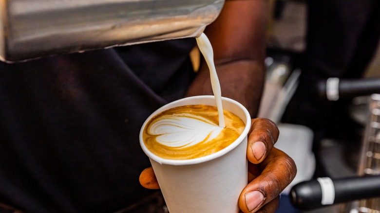 barista servant un café à emporter 