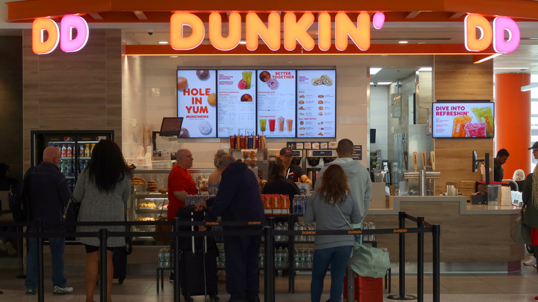 Dunkin à l'aéroport avec café au robinet