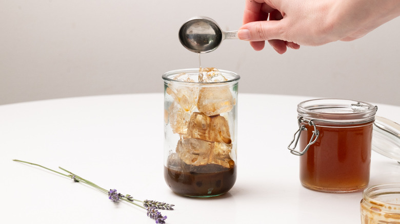 verser du sirop dans un latte glacé