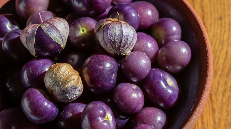 tomatillos violets dans un bol