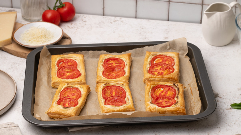 Tartelettes aux tomates sur la poêle