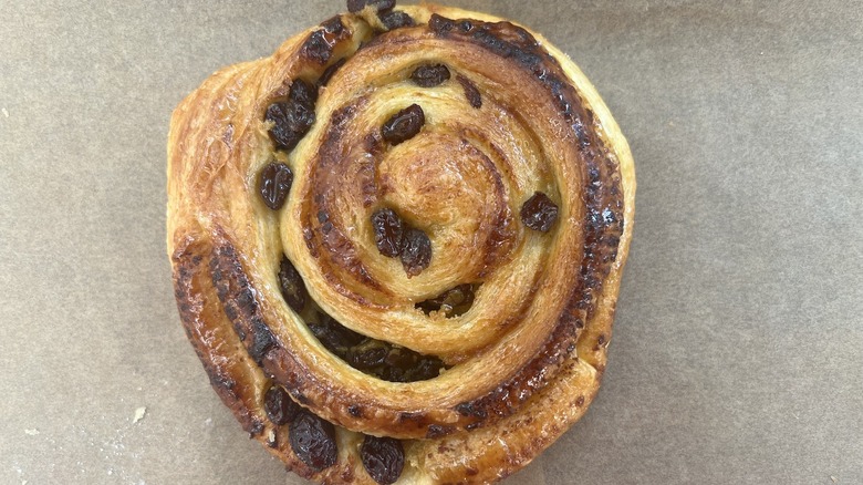 pâtisserie ronde aux raisins sur plateau 