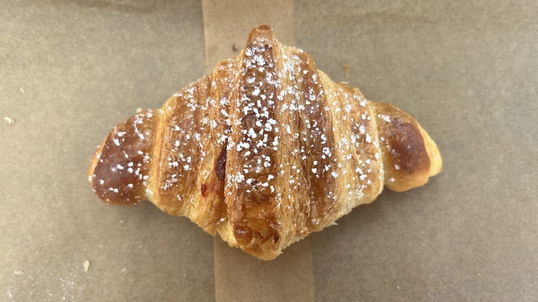 pâtisserie fourrée aux framboises 