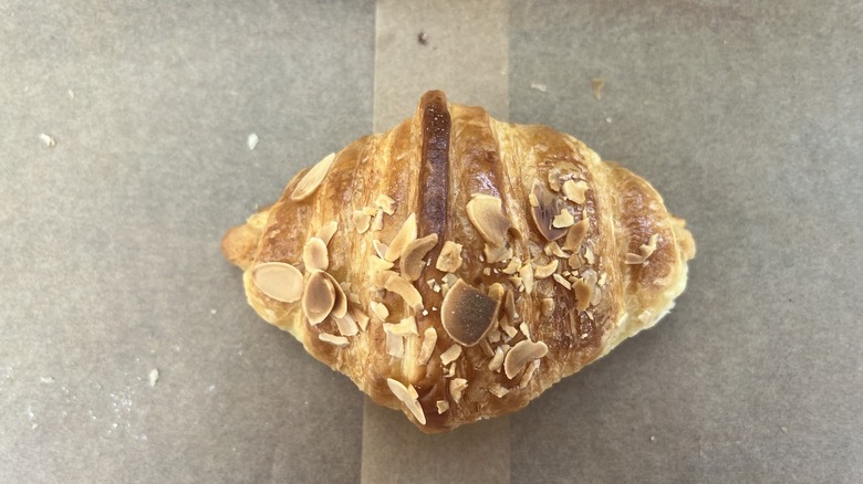 pâtisserie avec des amandes sur le dessus 