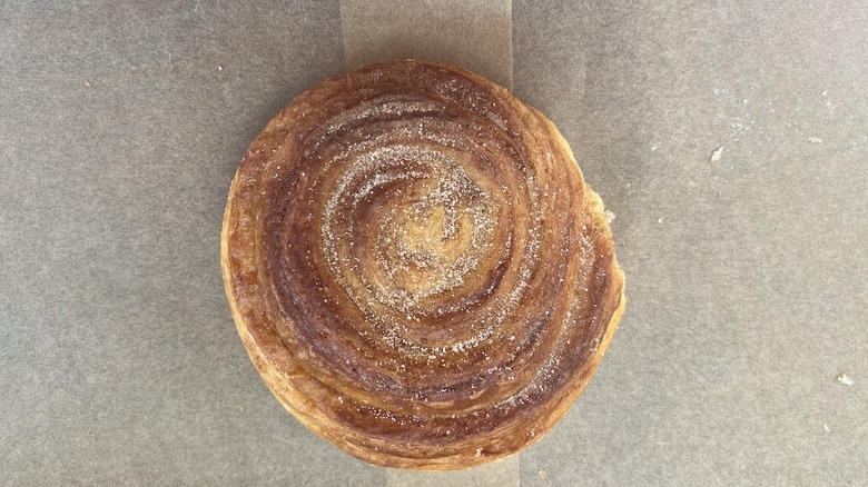 brioche à la cannelle recouverte de sucre