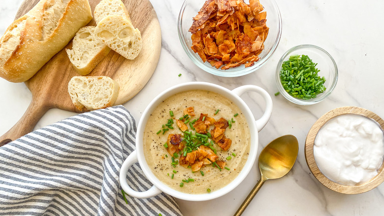 soupe de pommes de terre végétalienne avec du pain