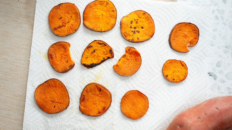 Chips de patates douces sur du papier absorbant