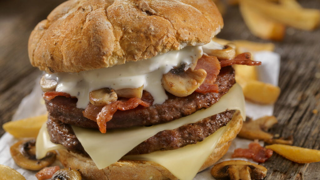 Laissez tomber vos condiments habituels pour hamburgers et utilisez plutôt des vinaigrettes