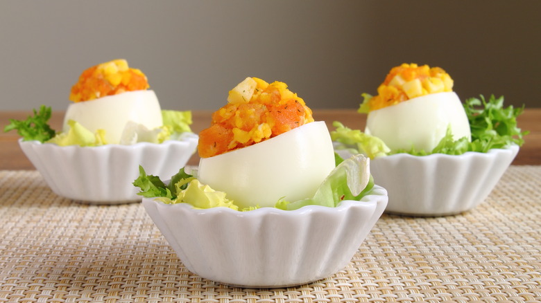 oeufs farcis verticaux en barquettes