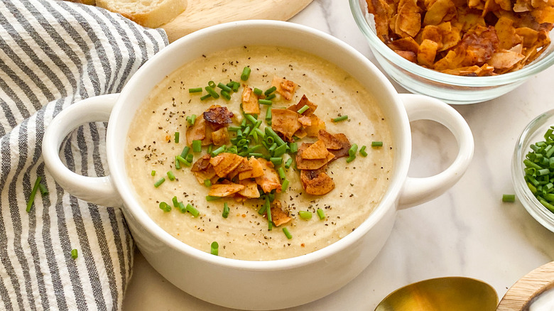 soupe de pommes de terre au four végétalienne garnie