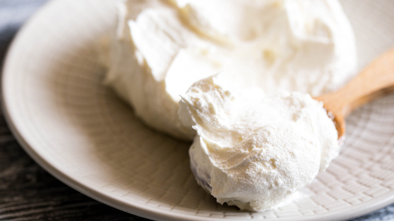 cuillère à soupe de mascarpone dans une assiette