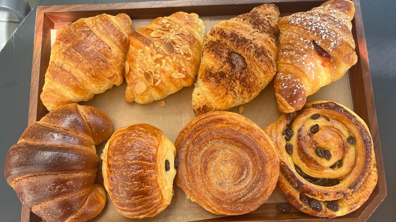 huit pâtisseries brunes sur un plateau