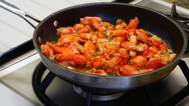 morceaux de homard dans une poêle