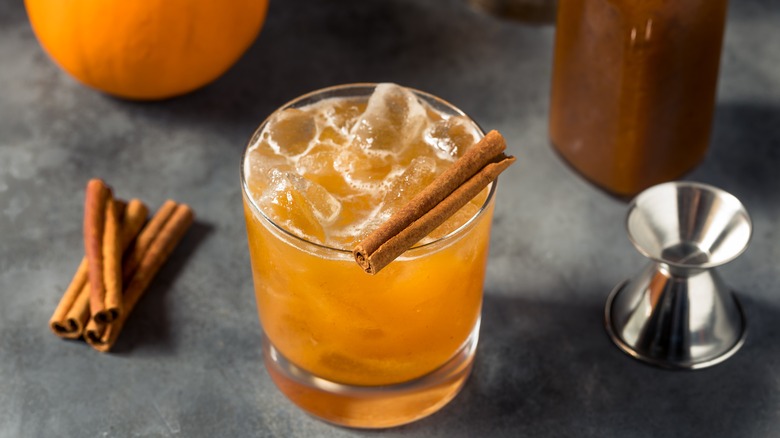 Bourbon smash aux épices de citrouille