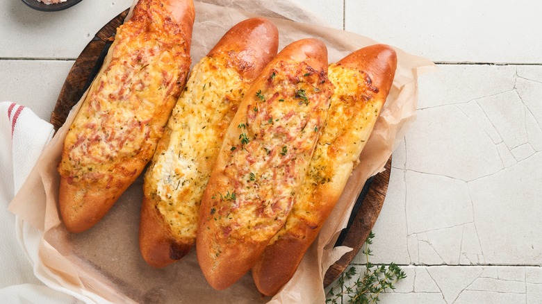 bateaux demi-baguette au fromage fondu