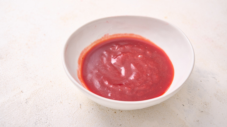 sauce barbecue aux framboises dans un bol