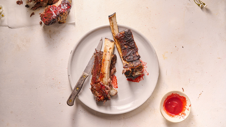 côtes de boeuf sur assiette