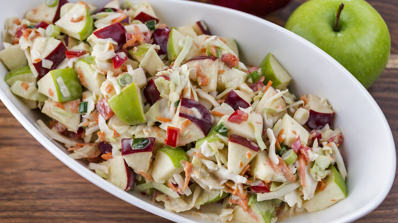 bol de salade de chou aux pommes