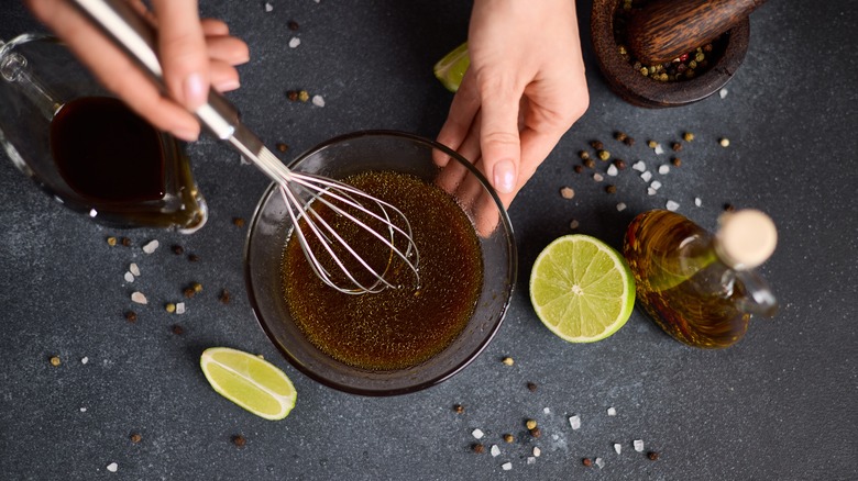 Femme mélangeant de la sauce teriyaki avec du citron vert