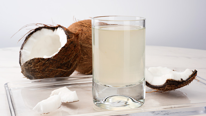 Eau de coco dans un verre