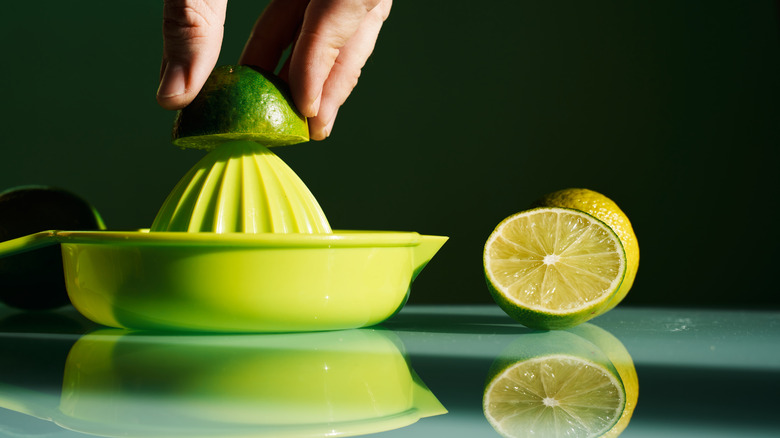 Personne pressant des citrons verts