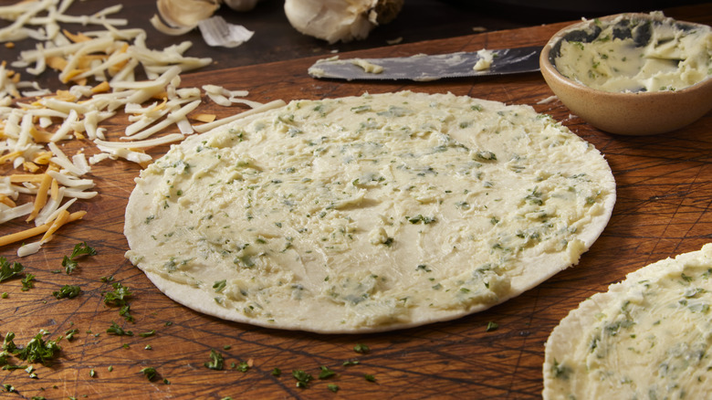 tortilla de farine avec beurre composé et fromage râpé