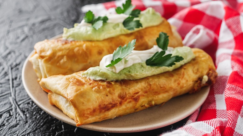 Deux chimichangas sur une assiette