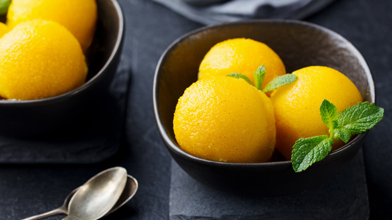 sorbet à la pêche dans un bol 