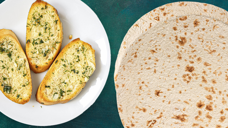 pain à l'ail et au fromage et tortillas à la farine