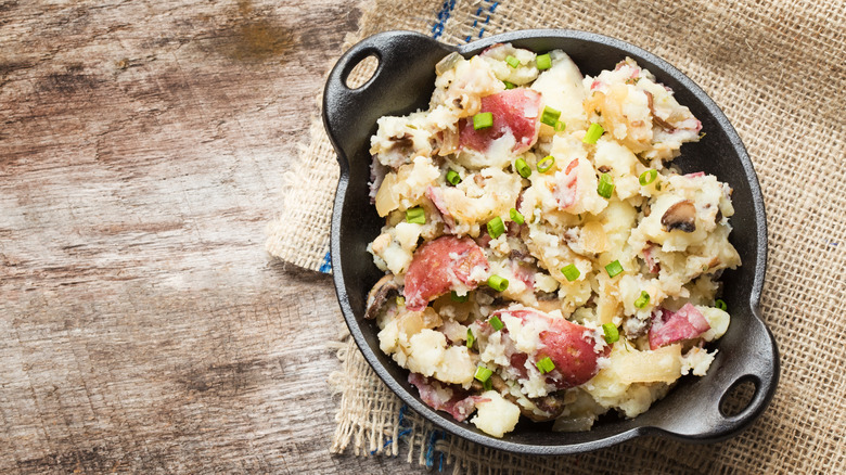 Salade de pommes de terre dans un plat en fonte