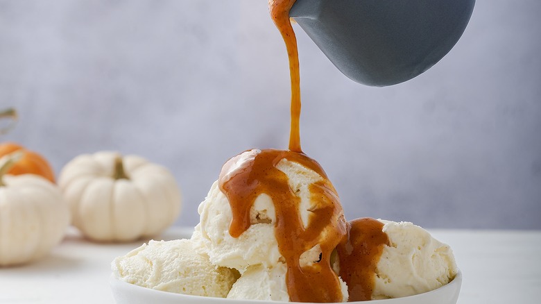 sirop de citrouille arrosé sur de la glace