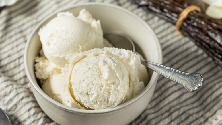 boules de glace à la vanille dans un bol