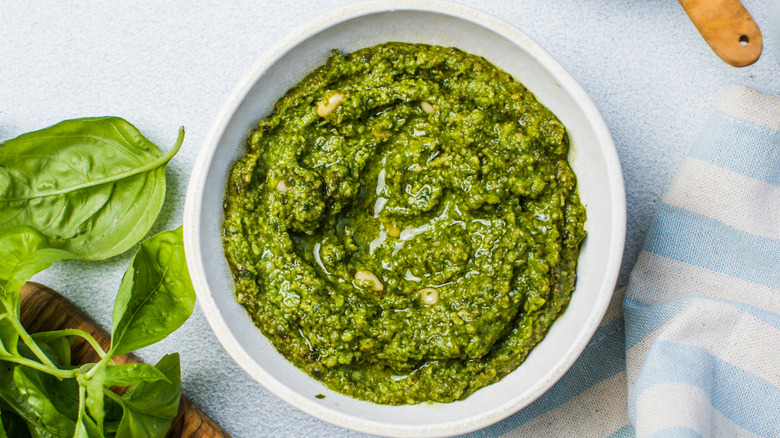 Sauce pesto dans un bol