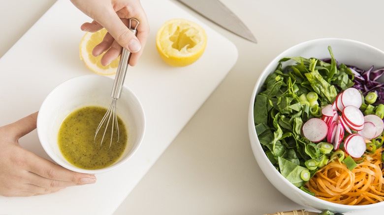 Préparation d'une vinaigrette maison