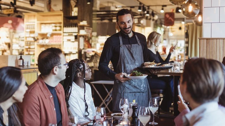 Serveur attendant à une table dans un restaurant