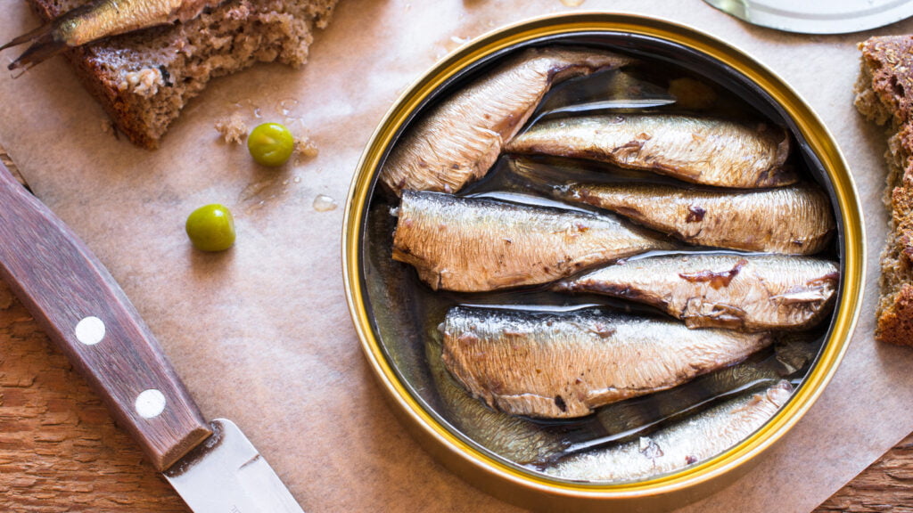 Incorporez des sardines en conserve dans votre prochaine salade de pâtes pour plus de saveur