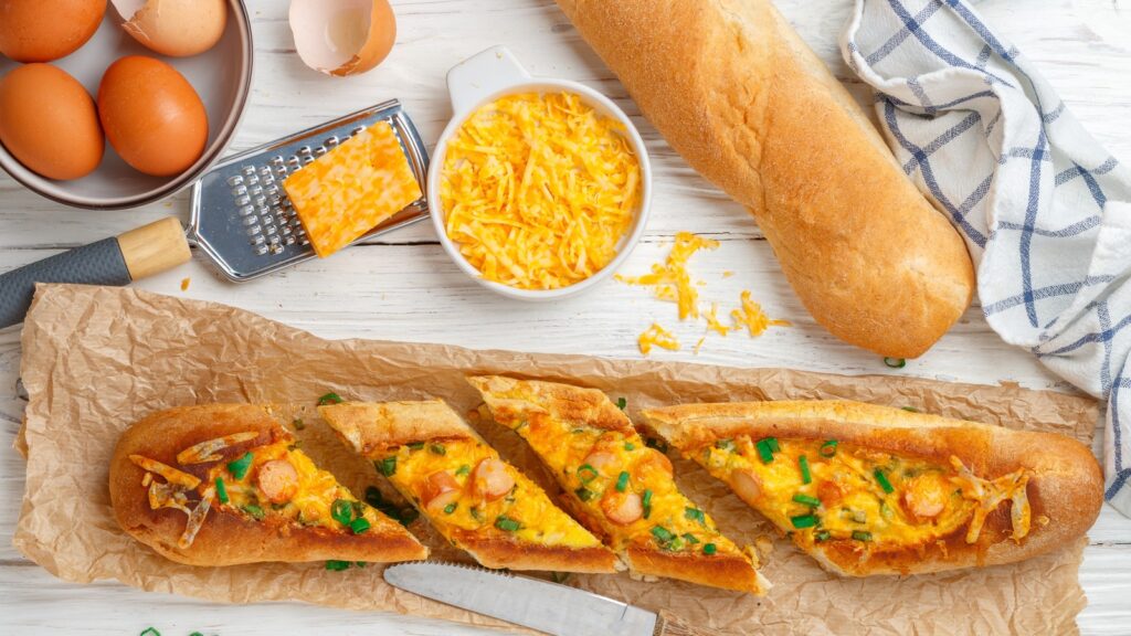 Remplissez les baguettes avec vos ingrédients préférés pour des bateaux aux œufs ultimes