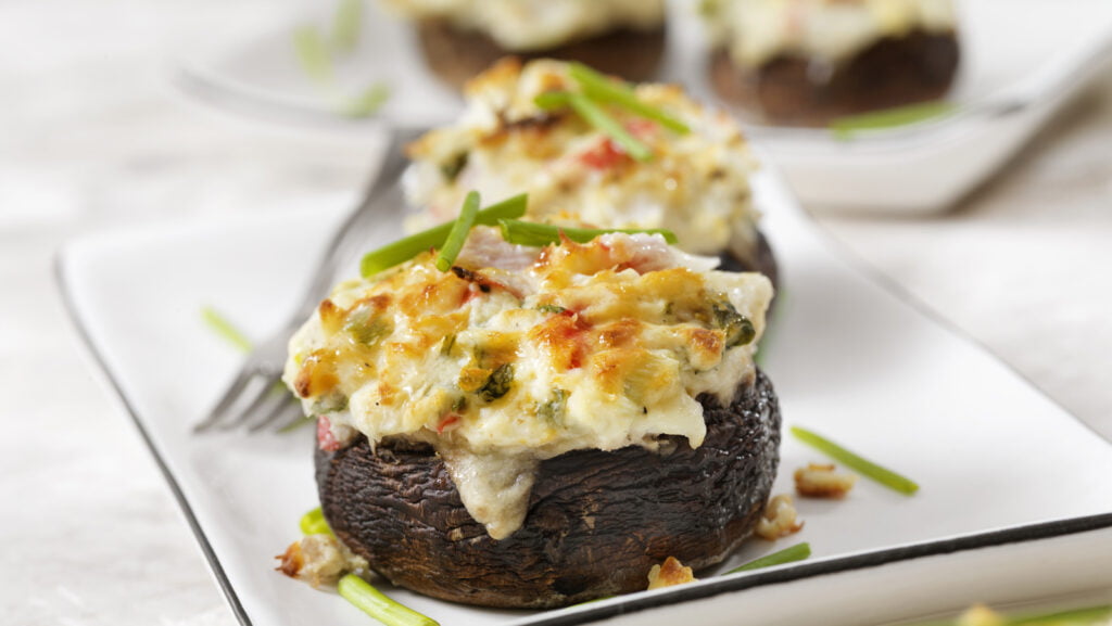 Les champignons farcis à la friteuse à air sont une collation nourrissante que vous pouvez préparer à tout moment