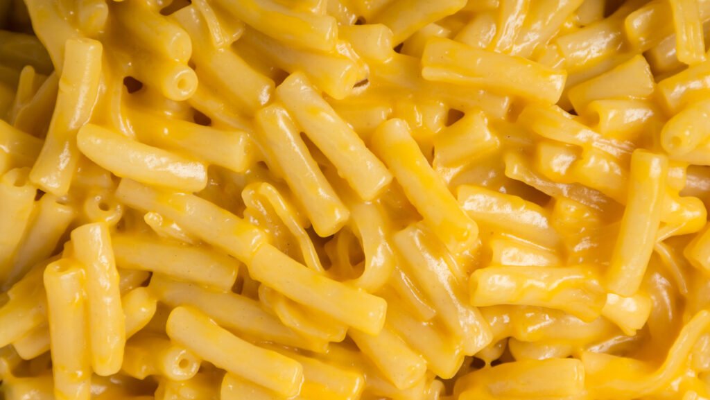 L'ingrédient inattendu qui ajoute un monde de saveurs au macaroni au fromage en boîte