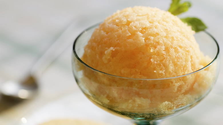 Sorbet à la pêche dans un verre