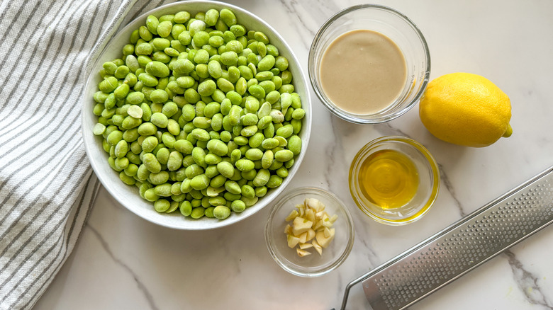 ingrédients pour assembler le houmous d'edamame