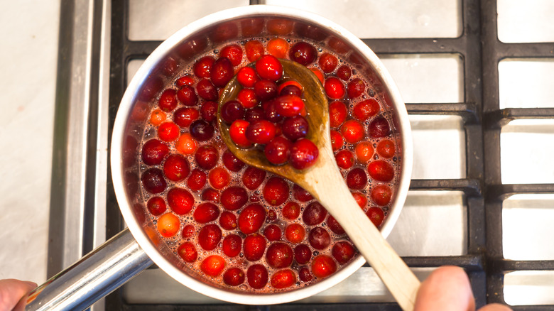 Préparation de la sauce aux canneberges dans une casserole 