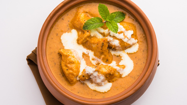 poulet au beurre au curry avec de la crème sur le dessus