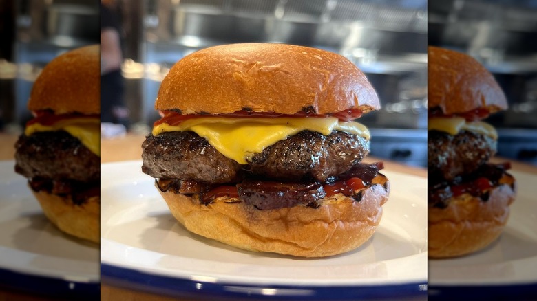 burger fermé avec fromage et bacon