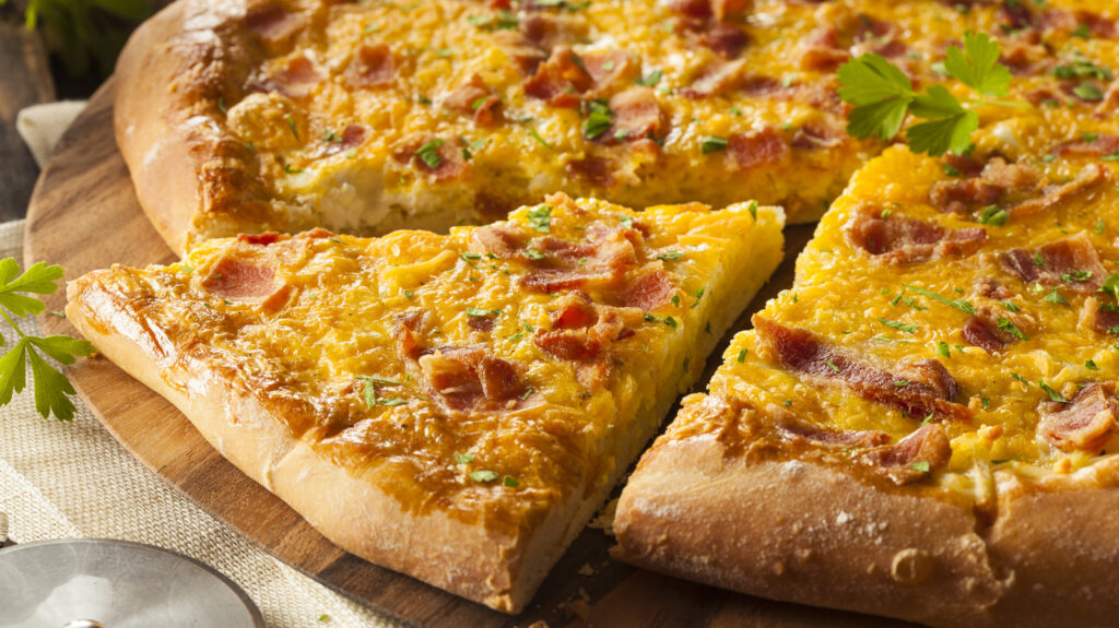 Pensez au-delà des toasts à l’avocat et préparez une pizza pour le petit-déjeuner à partager