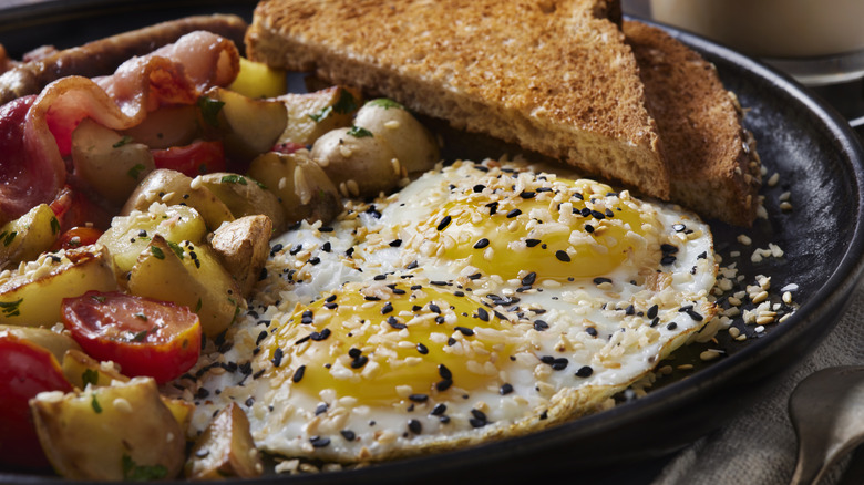 Oeufs frits avec assaisonnement pour bagel