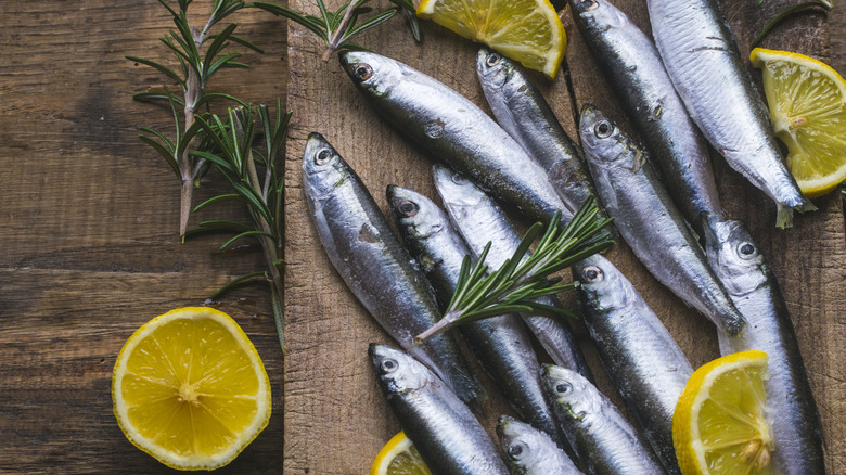 sardines fraîches sur table en bois