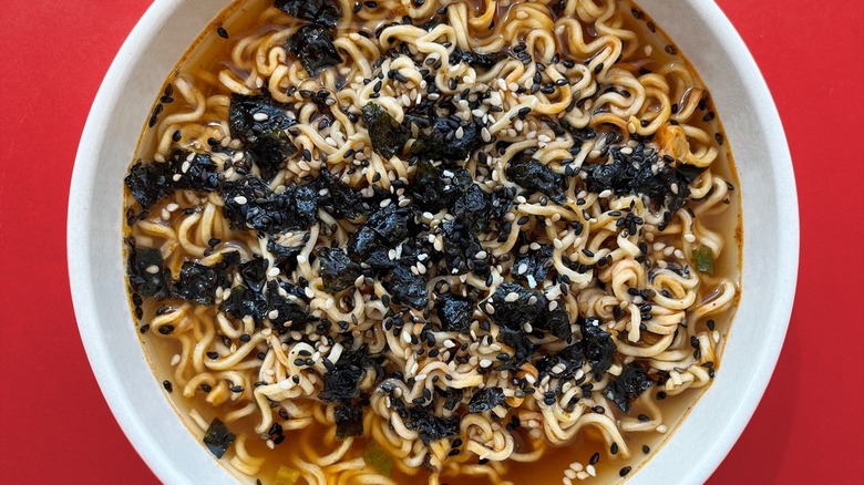 bol de ramen garni de furikake